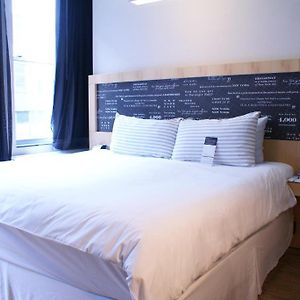 Zimmer mit Kingsize-Bett